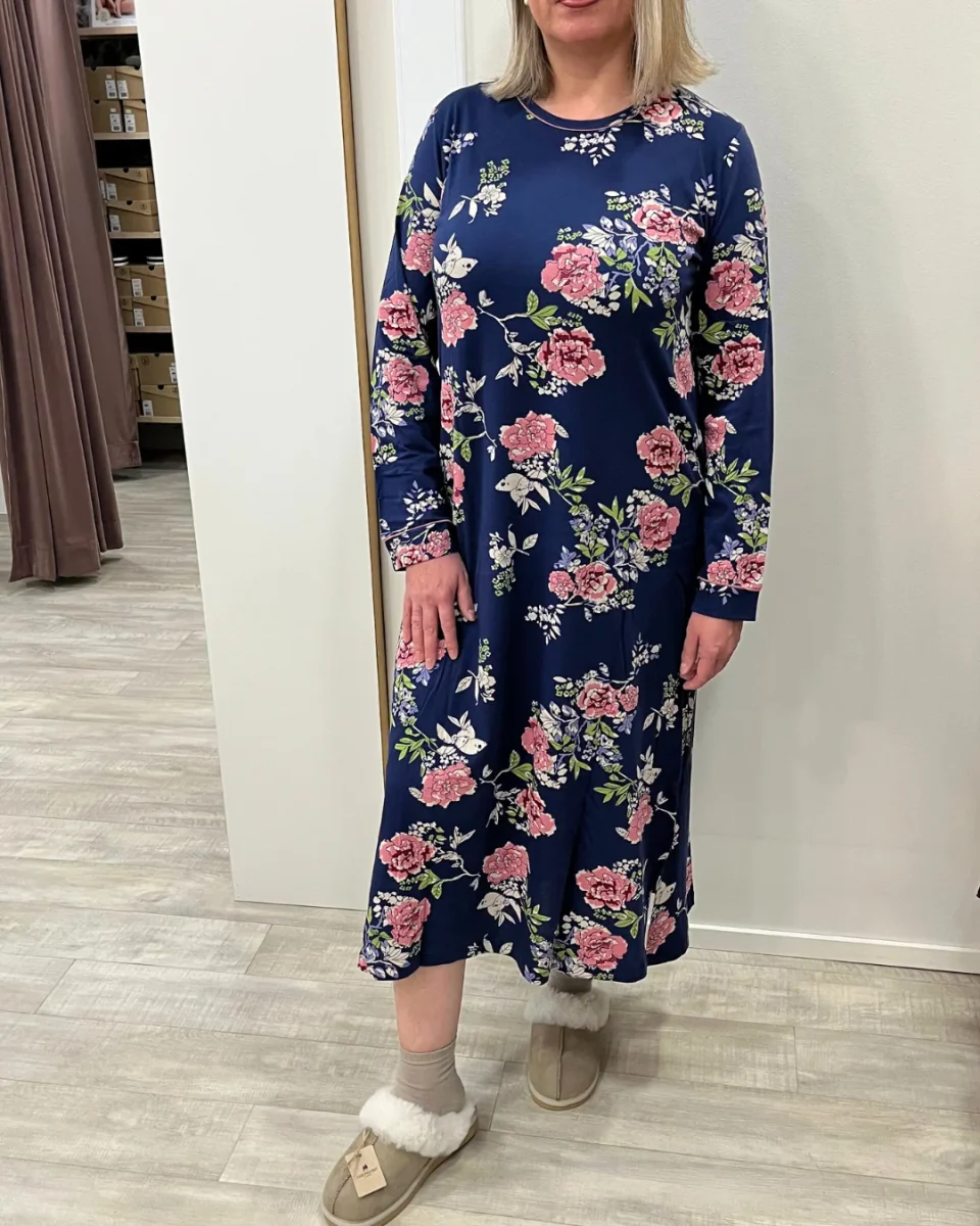 Damella Navy Flower pitkä yöpaita - Image 2